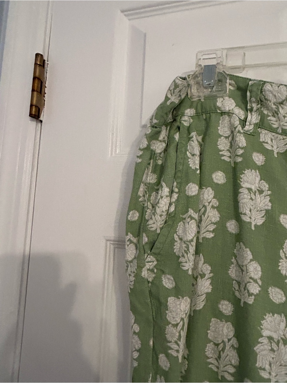 crown & ivy Green and White Floral Cropped Pants - Picture 3 of 5